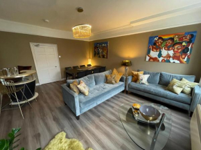 Impeccable 4-Bed Apartment in Central Bath
